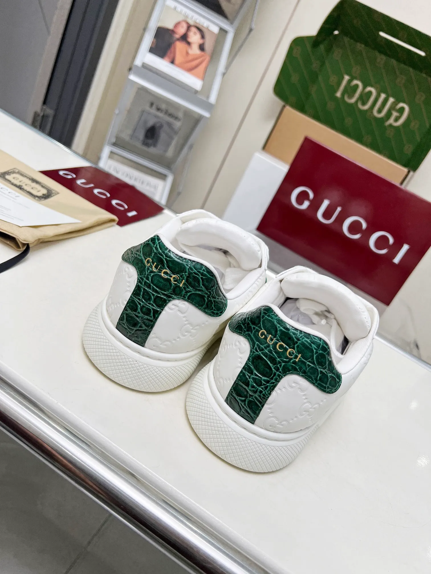 P660 embossed layout ❤️❤️❤️Gucci Gucci's latest Ace series casual sneakers for couples 🌸🌸🌸Original purchase, development and production. Since the advent of Gucci, the Ace series of sneakers has continued the brand narrative, and its ingenuity has made it the main product. The new series presents a distinctive low-top design with unique details to reinterpret the sneaker silhouette. The lace fixation is decorated with an "ACE" metal logo, and the thickened structure delicately creates a stiff shoe shape. 💖💖💖Gucci’s classic red and green striped webbing adds to the charm of the entire design. ☑️Fabric: Original imported first-layer cowhide ☑️Inner lining: Original customized soft cowhide ☑️Bottom thickness: 3CM ☑️Size: Female 35-40 Male 40-45